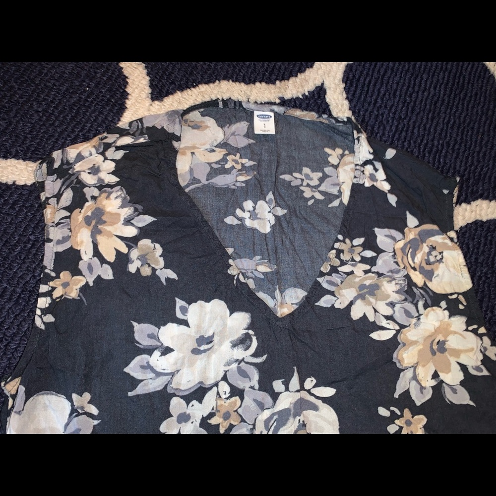 Very light weight cap sleeve flowery shirt 🌸🌺